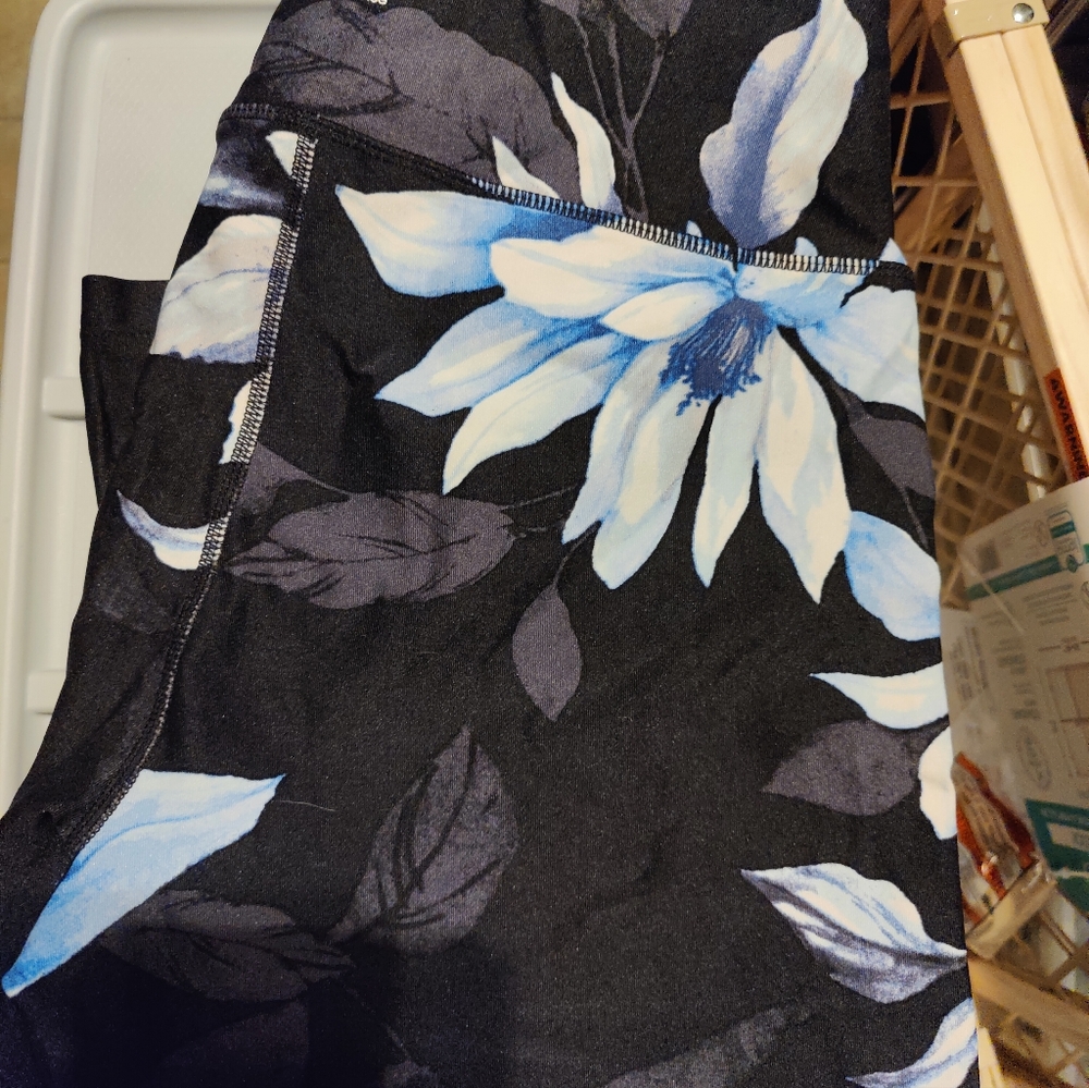 Calvin Klein wicking Capri active wear